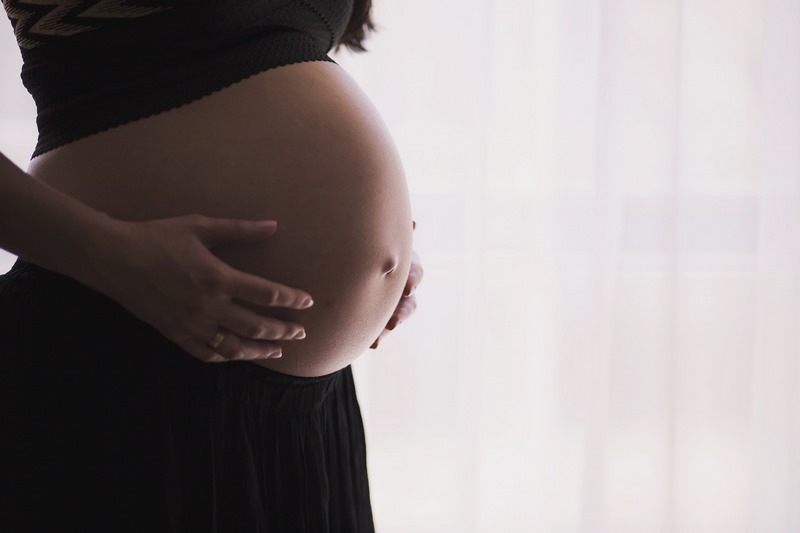 BŁĄD PODCZAS PORODU – KIEDY SZPITAL ODPOWIADA ZA USZCZERBEK NA ZDROWIU DZIECKA?